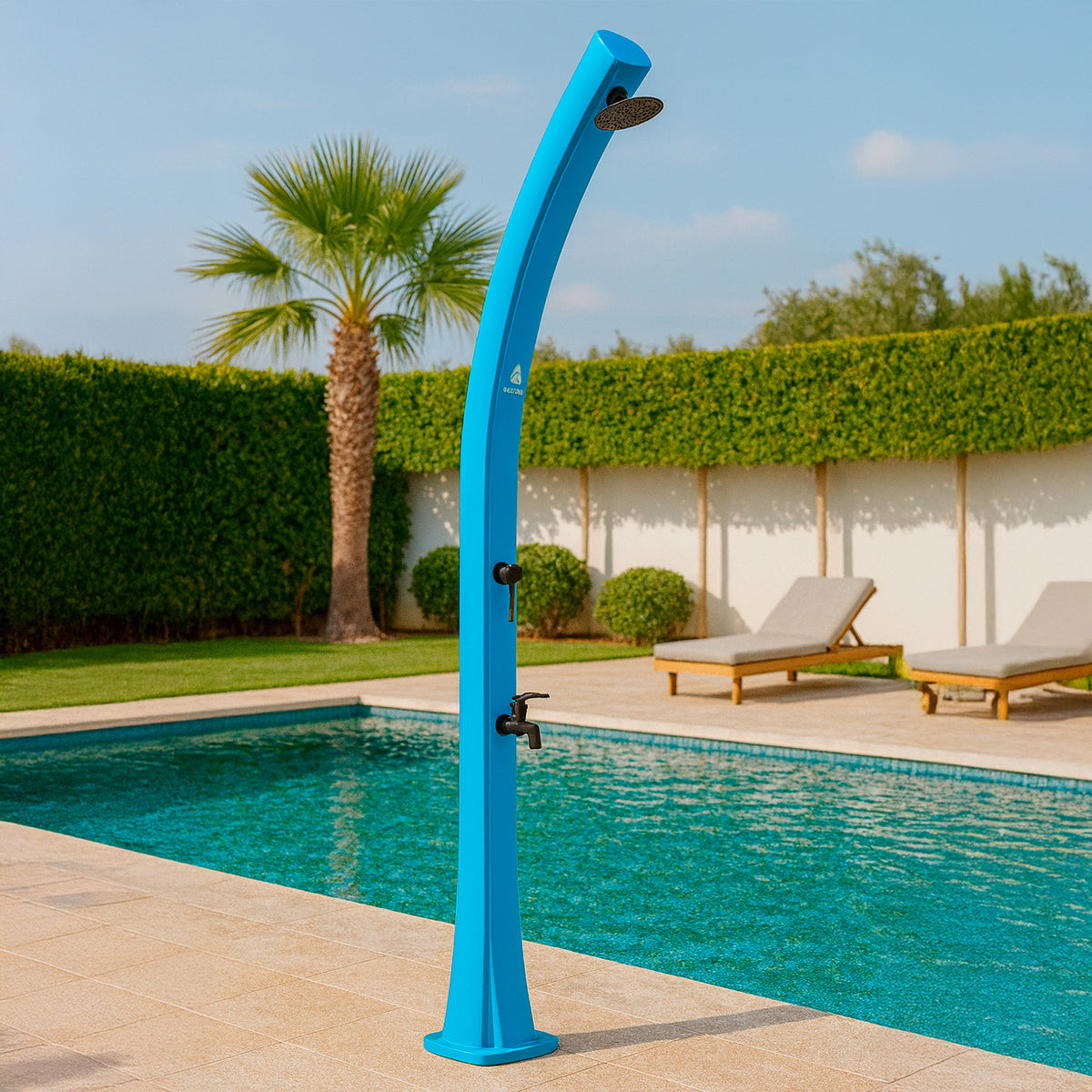 Doccia solare Sole, blu, foto ambientata