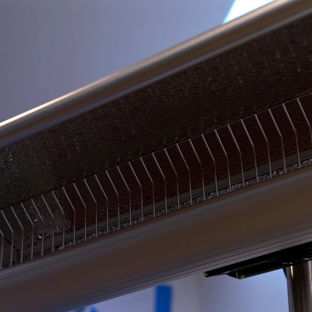 SINED Riscaldatore infrarossi da parete 2000 W con riflettore orientato — vista 4